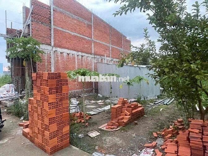 NỀN Ô TÔ CÁCH ĐƯỜNG TÔN ĐỨC THẮNG VÀI CHỤC