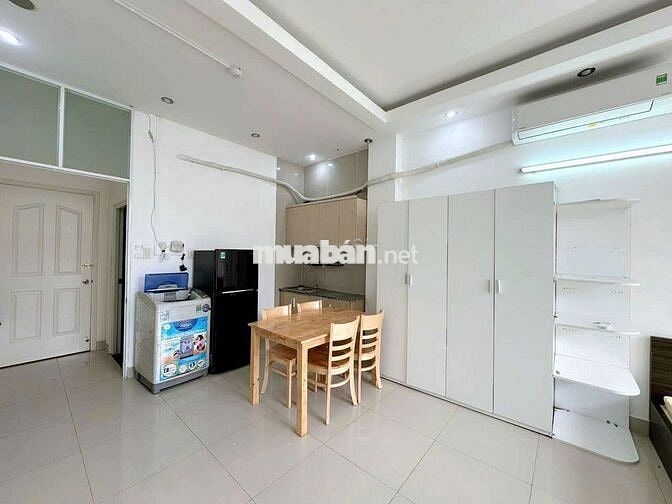 P. Thang máy rộng như villa , máy giặt riêng , miễn phí xe , cửa sổ to