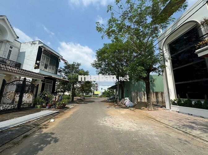 VILLA SIÊU KHỦNG GẦN CHỢ BÌNH CHÁNH FULL NỘI THẤT 