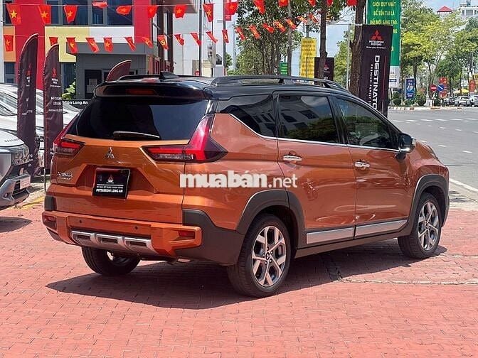 MITSUBISHI XPANDER CROSS  CAM ĐEN 2023-27000KM