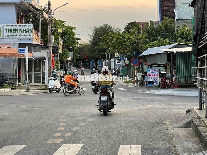 200m măt tiền đg nhua.  giáp sông. hoà vang
