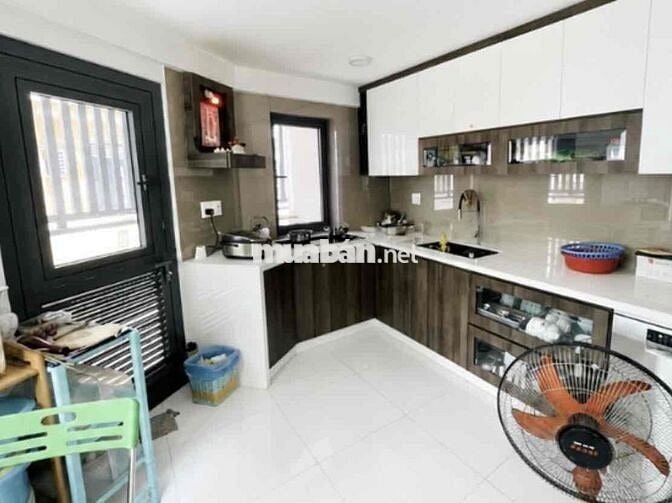 Cho thuê nhà Trịnh Đình Trọng Q11, 5PN,6WC, góc 3 mặt hẻm