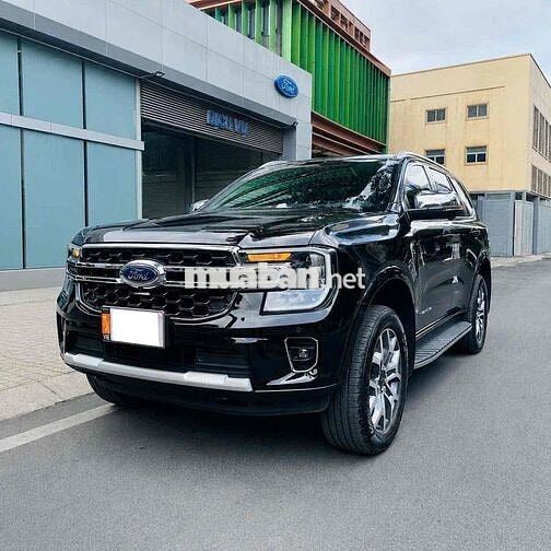 Ford Everest 2023 Titanium Đen đi lướt