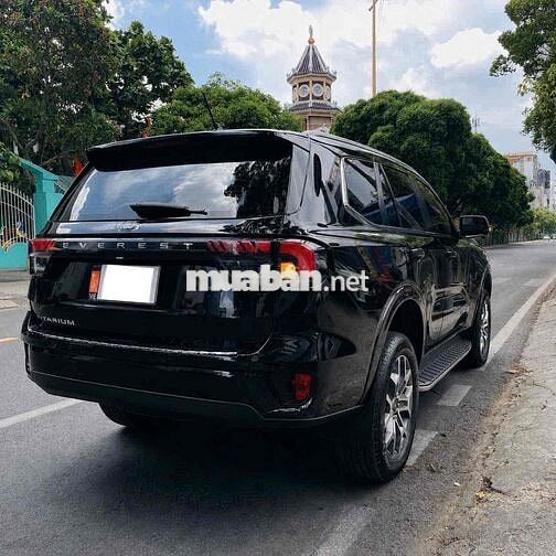 Ford Everest 2023 Titanium Đen đi lướt
