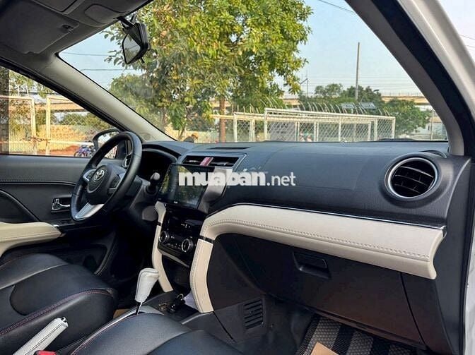 Toyota Rush Trắng 7 chỗ