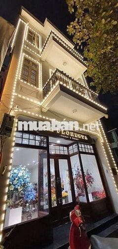 Chính chủ cho thuê nhà mặt phố Văn Miếu. 130 m2 x 3 tầng. MT 6m