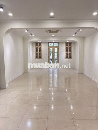 Chính chủ cho thuê nhà mặt phố Văn Miếu. 130 m2 x 3 tầng. MT 6m