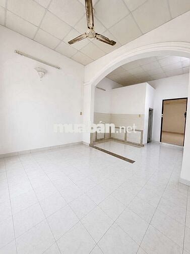 Nhà cho thuê có sân, tiện KD ăn uống