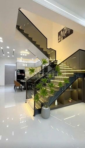 Nhà mới xây 1 trệt 2 lầu TDM giá 2.5 tỷ, Đường 6m, sân 5m + vườn 10m