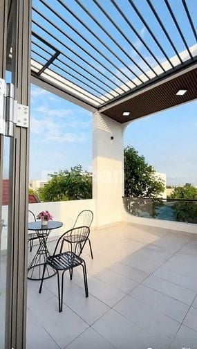 Nhà mới xây 1 trệt 2 lầu TDM giá 2.5 tỷ, Đường 6m, sân 5m + vườn 10m