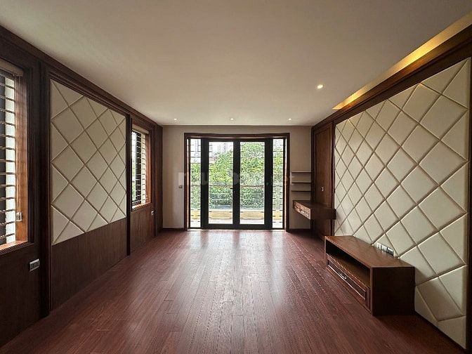 Chính chủ cho thuê biệt thự 5 tầng,thang máy tại Hoàng Quốc Việt,CG