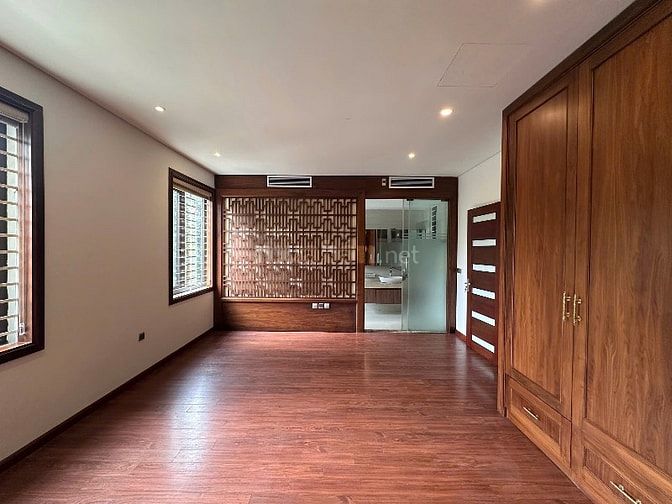 Chính chủ cho thuê biệt thự 5 tầng,thang máy tại Hoàng Quốc Việt,CG