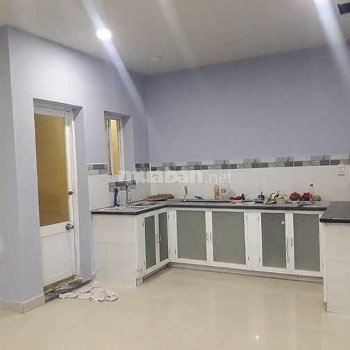 Cho thuê căn hộ lầu 4, 100m2, 3PN, 2WC, 1 balcon, 1 sân phơi, TK đẹp