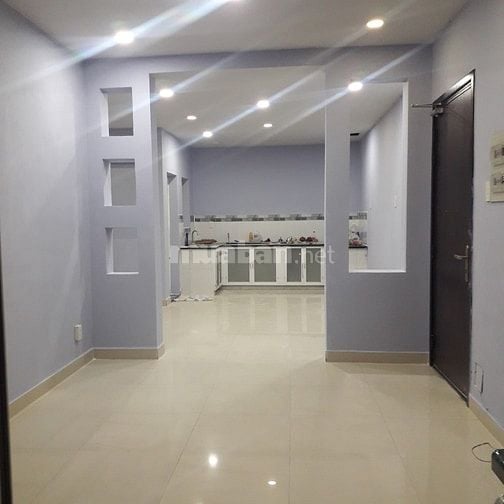Cho thuê căn hộ lầu 4, 100m2, 3PN, 2WC, 1 balcon, 1 sân phơi, TK đẹp