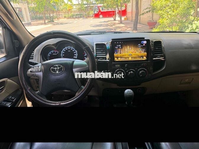 Toyota Fortuner 2015 2.4G Bạc