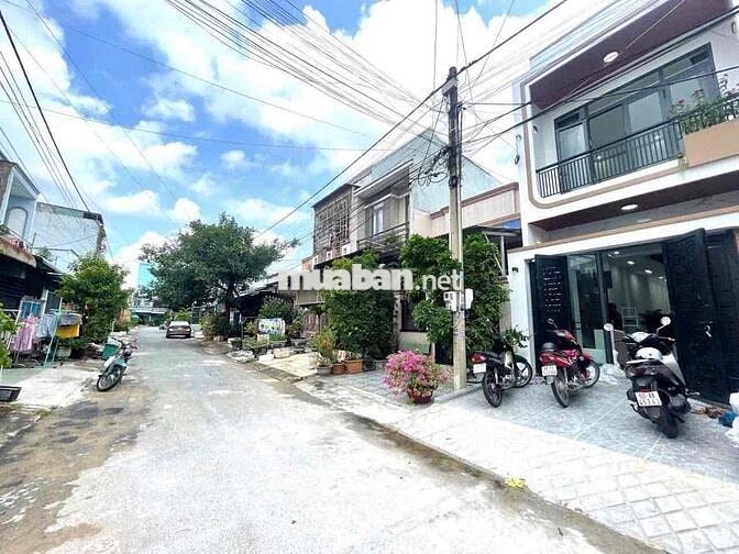 Nhà chính chủ tự xây mới, nằm cách cây xăng 75 1km, sổ sẵn công chứng