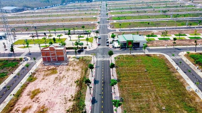 Bán gấp đất mặt tiền ĐT741 Tân Uyên, gần KCN Vsip. Sổ sẵn, giá rẻ