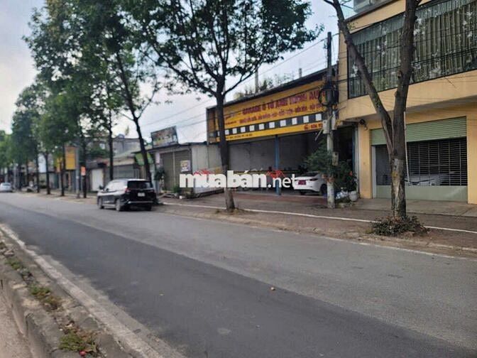 Bán nhà mặt phố, Quốc lộ 6, Thị trấn Chúc Sơn, 161.8m2, sử dụng 256m2