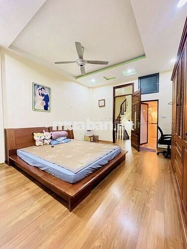 Bán nhà Hào Nam,  50m ra mặt phố, 3 gác đỗ cửa, KD, 2 thoáng 37m2*5T.