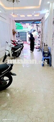 Nhà mặt ngõ Giáp Bát ô tô đỗ cửa cách đường Giải Phóng 100m