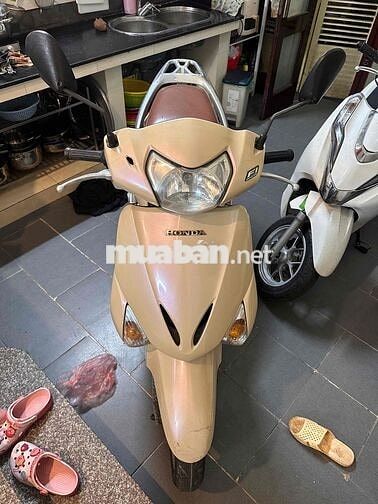 Honda Lead 110cc màu Vàng be