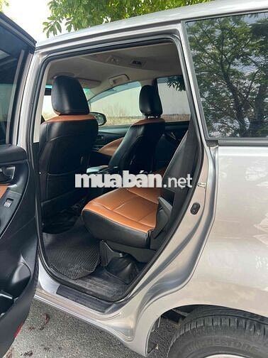 Toyota Innova 2.0E Số sàn Bạc