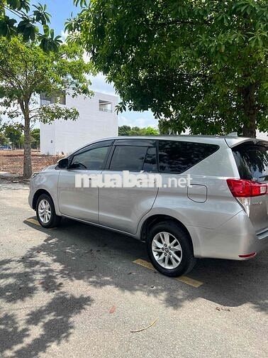 Toyota Innova 2.0E Số sàn Bạc
