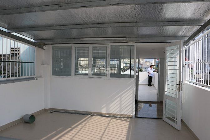 Bán nhà mới xây gồm: trệt, 2 lầu, sân thượng