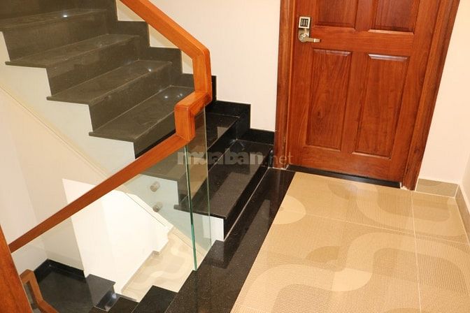 Bán nhà mới xây gồm: trệt, 2 lầu, sân thượng