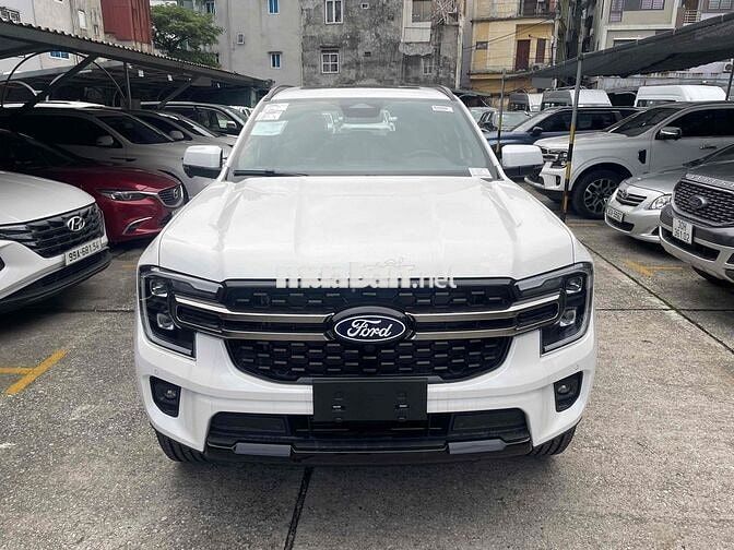 Ford Everest Platinum Trắng
