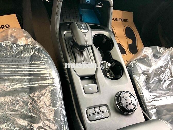 Ford Everest Platinum 2026 Đen MÁY XĂNG giao sớm
