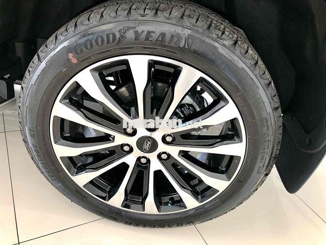 Ford Everest Platinum 2026 Đen MÁY XĂNG giao sớm