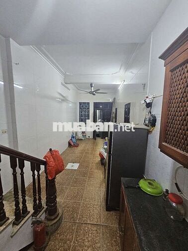 cho thuê nhà ngõ hẻm có chỗ để ô tô bên ngoài , 4 tầng, 33m giá 9tr