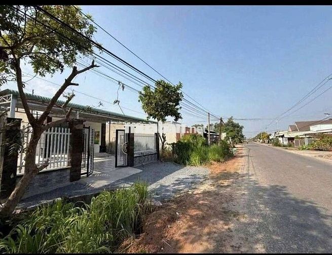 Bán nhà vườn sổ hồng riêng, DT 300m2 có sẵn nhà cấp 4 giá 970triệu