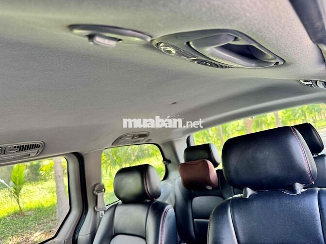 Kia Carnival màu Nâu