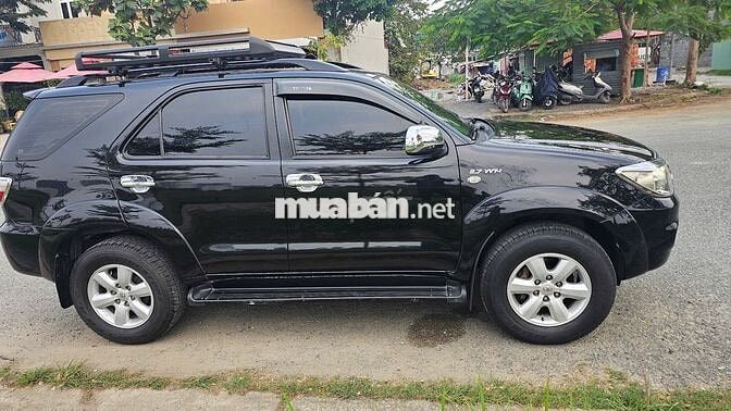 Toyota Fortuner Đen 7 chỗ