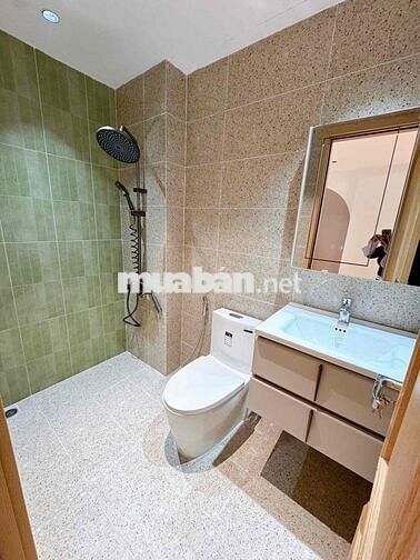 gia đình chuyển nhượng căn chung cư 2 ngủ, 2 vệ sinh, căn góc, 4,x tỷ.