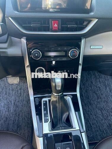 Toyota 7 chỗ Trắng Tự động