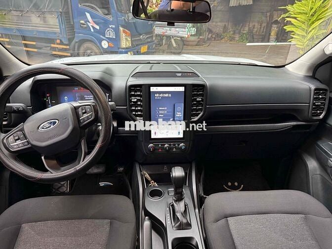 Ford Ranger XLS 2025 1 cầu AT 13.000km