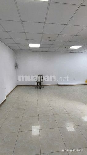Tôi đang cần cho thuê tầng 1 sàn văn phòng dt 33m2 giá 9tr/thang 