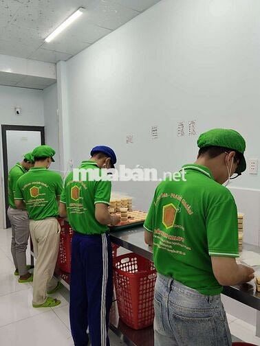 8 NHÂN VIÊN NAM LÀM BÁNH FLAN VÀ SỮA CHUA