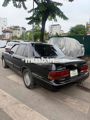 Toyota Crown Đen