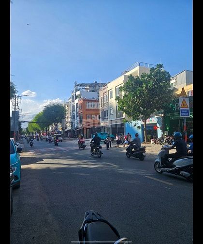 Bán CHDV mặt tiền Nguyễn Khoái P2 Q4 DT 6,2X20M 8 tầng giá tốt 44 tỷ.