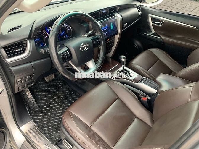 Toyota Fortuner 2018 1 cầu Bạc xe chính chủ từ mới