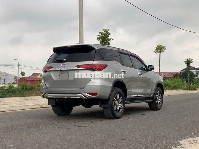 Toyota Fortuner 2018 1 cầu Bạc xe chính chủ từ mới