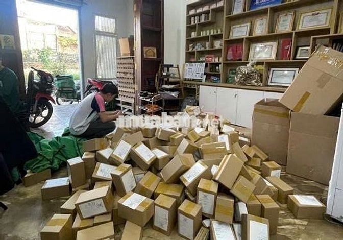 Nhân viên đóng gói hàng TMĐT