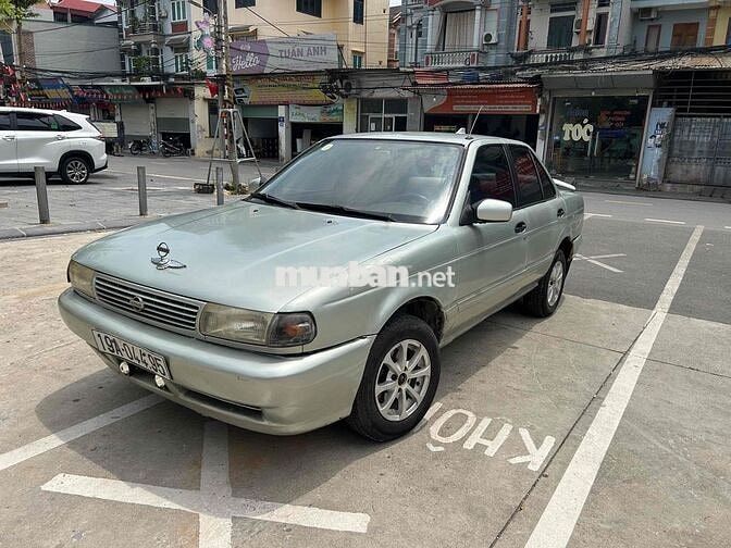 Nissan Sunny Bạc