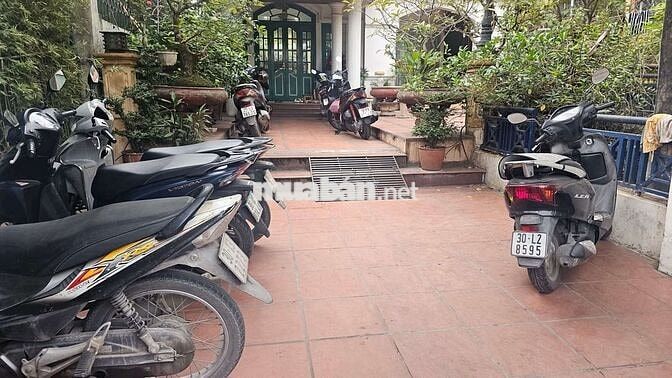 Tôi cần bán nhà mặt phố Âu Cơ, 4tầng full nội thất