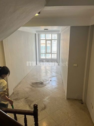 Cho thuê nhà mặt phố 39 Đồng Nhân, MT 2,15m, nở hậu 2,8,m. DT 24 m2x5T