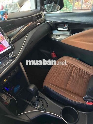 Toyota Innova 2.0G Trắng 7 chỗ